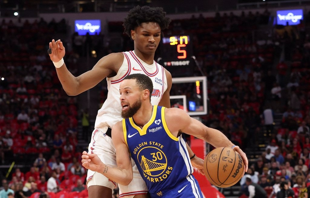 Warriors Cruise to Victory Over Rockets